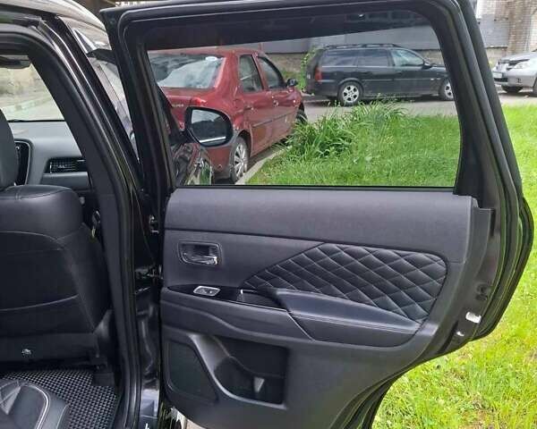 Черный Мицубиси Аутлендер, объемом двигателя 2.36 л и пробегом 67 тыс. км за 25925 $, фото 14 на Automoto.ua