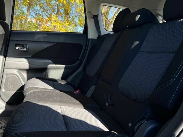 Чорний Міцубісі Аутлендер, об'ємом двигуна 2.4 л та пробігом 97 тис. км за 17700 $, фото 16 на Automoto.ua