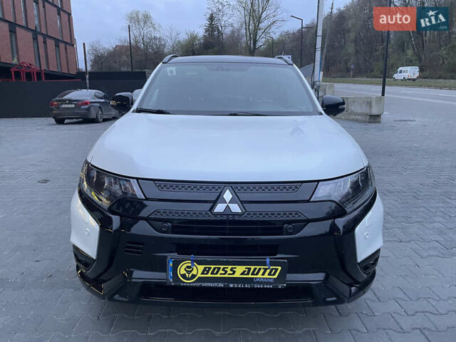 Черный Мицубиси Аутлендер, объемом двигателя 2.4 л и пробегом 53 тыс. км за 32900 $, фото 1 на Automoto.ua