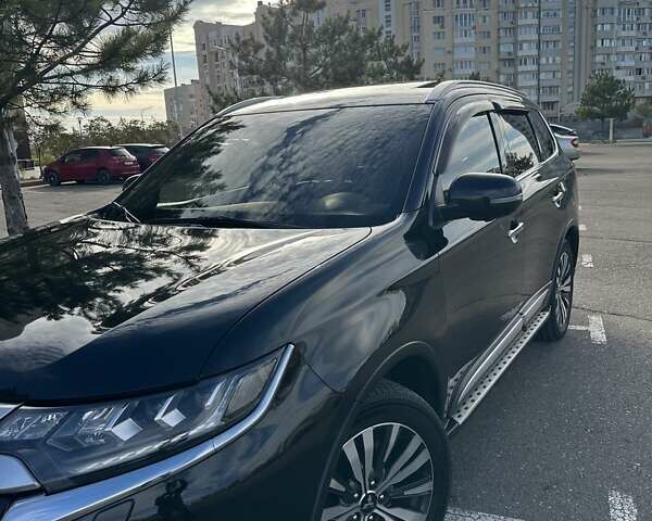 Черный Мицубиси Аутлендер, объемом двигателя 2.36 л и пробегом 90 тыс. км за 26500 $, фото 3 на Automoto.ua