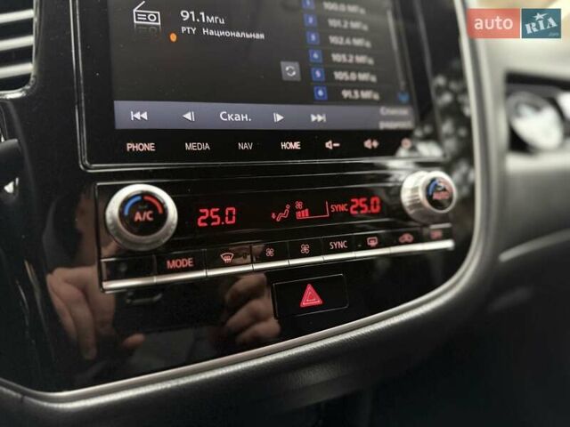 Черный Мицубиси Аутлендер, объемом двигателя 2 л и пробегом 65 тыс. км за 19950 $, фото 31 на Automoto.ua