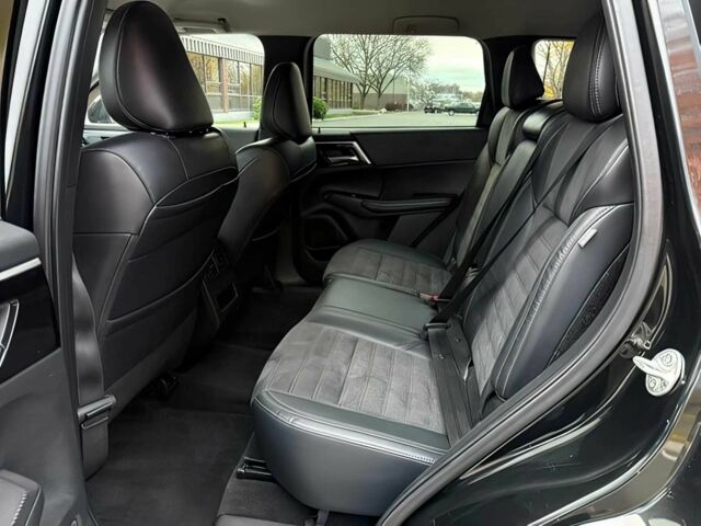 Черный Мицубиси Аутлендер, объемом двигателя 2.5 л и пробегом 13 тыс. км за 12000 $, фото 12 на Automoto.ua