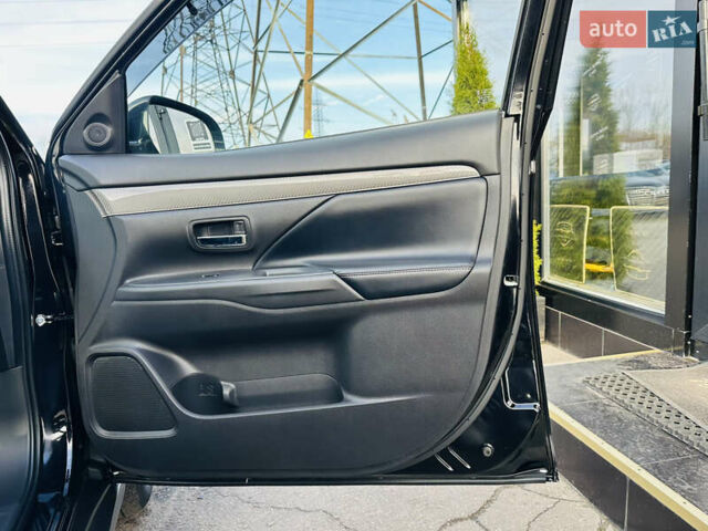 Черный Мицубиси Аутлендер, объемом двигателя 2.36 л и пробегом 64 тыс. км за 29900 $, фото 26 на Automoto.ua