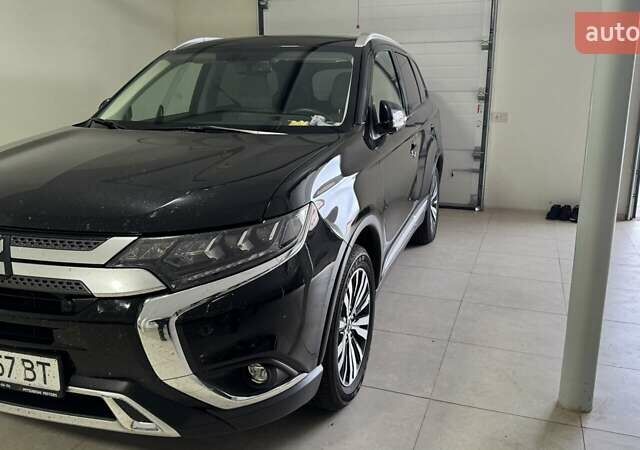 Черный Мицубиси Аутлендер, объемом двигателя 2.36 л и пробегом 60 тыс. км за 25000 $, фото 1 на Automoto.ua