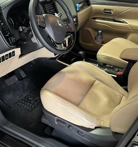 Черный Мицубиси Аутлендер, объемом двигателя 2.36 л и пробегом 60 тыс. км за 25000 $, фото 2 на Automoto.ua