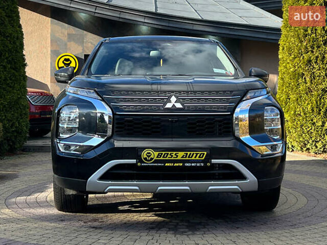 Черный Мицубиси Аутлендер, объемом двигателя 2.49 л и пробегом 6 тыс. км за 29300 $, фото 1 на Automoto.ua
