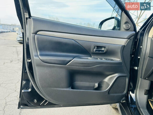 Черный Мицубиси Аутлендер, объемом двигателя 2.36 л и пробегом 64 тыс. км за 29900 $, фото 16 на Automoto.ua