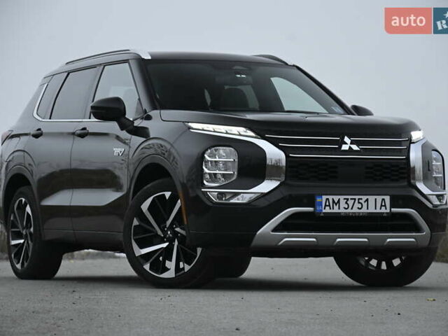 Черный Мицубиси Аутлендер, объемом двигателя 2.36 л и пробегом 20 тыс. км за 38000 $, фото 1 на Automoto.ua