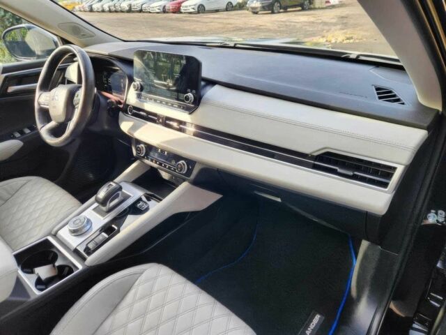 Черный Мицубиси Аутлендер, объемом двигателя 2.4 л и пробегом 26 тыс. км за 14200 $, фото 6 на Automoto.ua