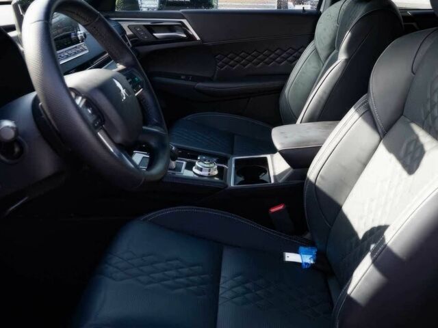 Черный Мицубиси Аутлендер, объемом двигателя 2.4 л и пробегом 6 тыс. км за 15200 $, фото 7 на Automoto.ua