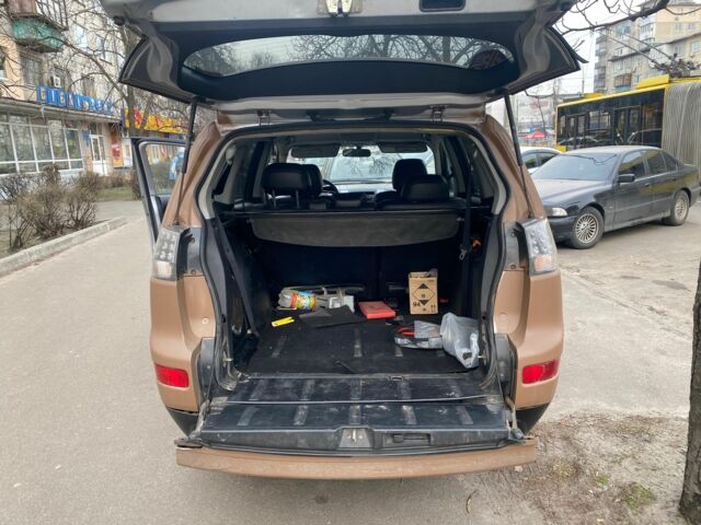 Міцубісі Аутлендер 2007 у Києві на Automoto.ua Коричневий Міцубісі Аутлендер, об'ємом двигуна 2 л та пробігом 272 тис. км за 4000 $, фото 6 на Automoto.ua