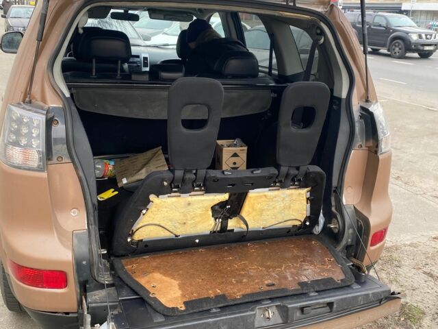 Міцубісі Аутлендер 2007 у Києві на Automoto.ua Коричневий Міцубісі Аутлендер, об'ємом двигуна 2 л та пробігом 272 тис. км за 4000 $, фото 3 на Automoto.ua