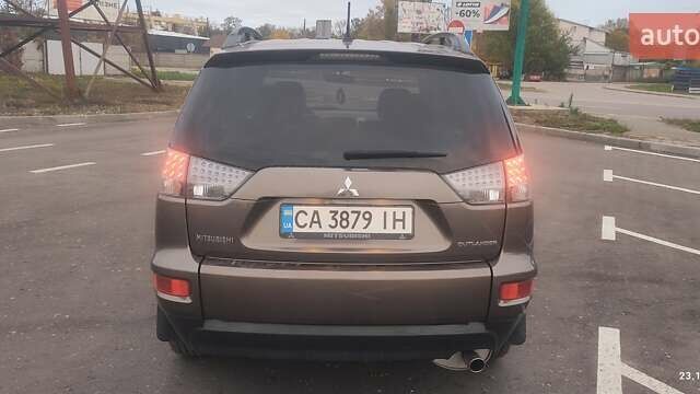 Коричневый Мицубиси Аутлендер, объемом двигателя 2.36 л и пробегом 138 тыс. км за 8600 $, фото 3 на Automoto.ua