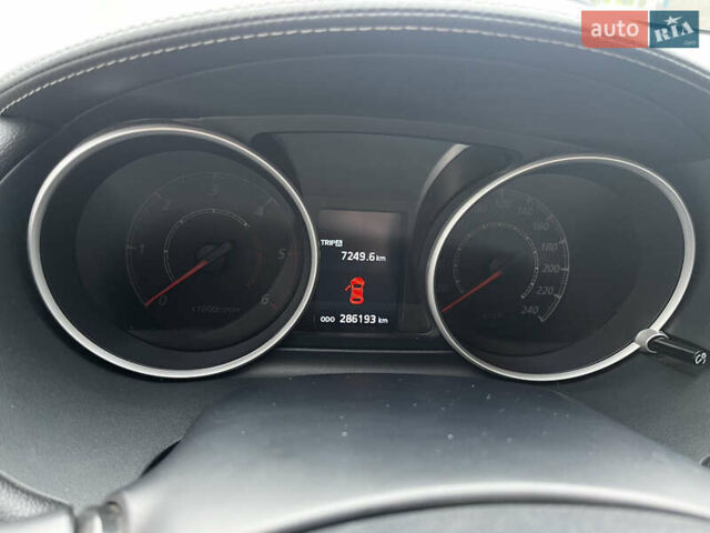 Коричневый Мицубиси Аутлендер, объемом двигателя 2.27 л и пробегом 290 тыс. км за 11950 $, фото 7 на Automoto.ua