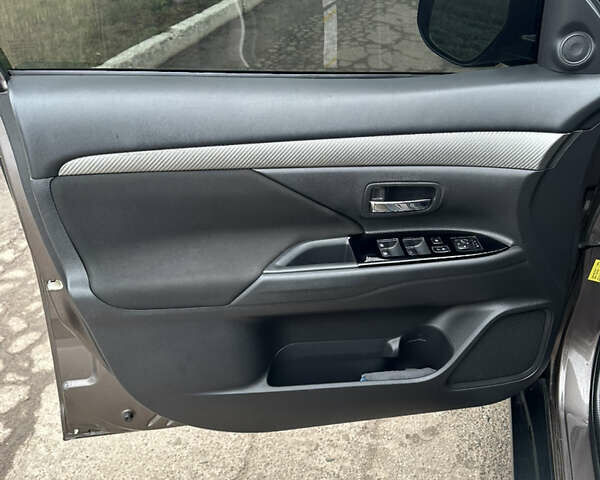 Коричневий Міцубісі Аутлендер, об'ємом двигуна 2.36 л та пробігом 197 тис. км за 14000 $, фото 15 на Automoto.ua