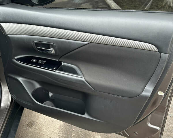 Коричневий Міцубісі Аутлендер, об'ємом двигуна 2.36 л та пробігом 197 тис. км за 14000 $, фото 12 на Automoto.ua