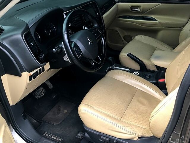 Коричневый Мицубиси Аутлендер, объемом двигателя 3 л и пробегом 160 тыс. км за 17500 $, фото 3 на Automoto.ua