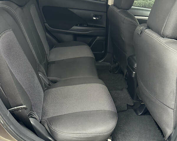 Коричневий Міцубісі Аутлендер, об'ємом двигуна 2.36 л та пробігом 197 тис. км за 14000 $, фото 13 на Automoto.ua