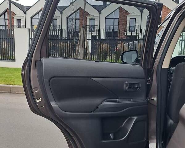 Коричневий Міцубісі Аутлендер, об'ємом двигуна 2.36 л та пробігом 167 тис. км за 13500 $, фото 12 на Automoto.ua