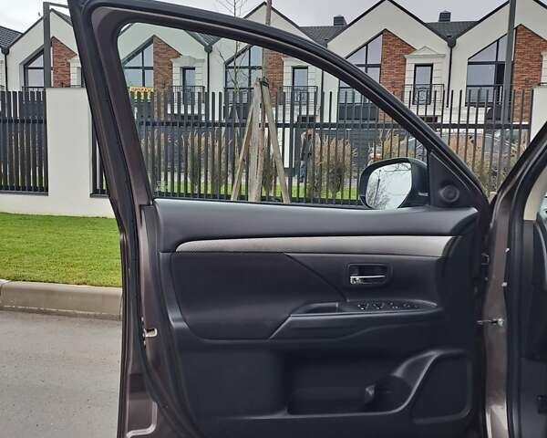 Коричневий Міцубісі Аутлендер, об'ємом двигуна 2.36 л та пробігом 167 тис. км за 13500 $, фото 10 на Automoto.ua