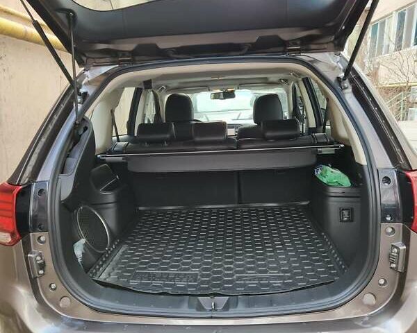 Коричневый Мицубиси Аутлендер, объемом двигателя 2.36 л и пробегом 84 тыс. км за 17500 $, фото 4 на Automoto.ua