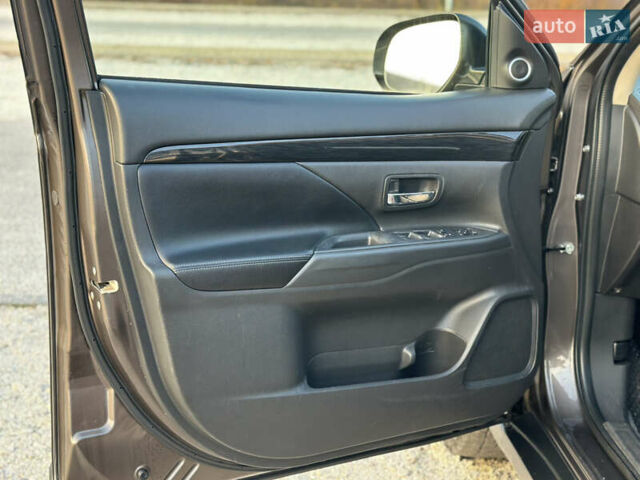 Коричневый Мицубиси Аутлендер, объемом двигателя 2.36 л и пробегом 115 тыс. км за 15500 $, фото 12 на Automoto.ua