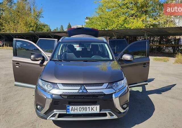 Коричневый Мицубиси Аутлендер, объемом двигателя 2 л и пробегом 175 тыс. км за 18900 $, фото 2 на Automoto.ua