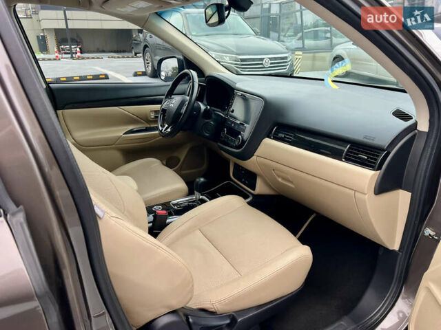 Коричневый Мицубиси Аутлендер, объемом двигателя 2.4 л и пробегом 192 тыс. км за 19500 $, фото 6 на Automoto.ua