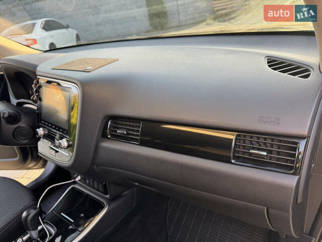 Коричневый Мицубиси Аутлендер, объемом двигателя 2 л и пробегом 45 тыс. км за 22500 $, фото 23 на Automoto.ua