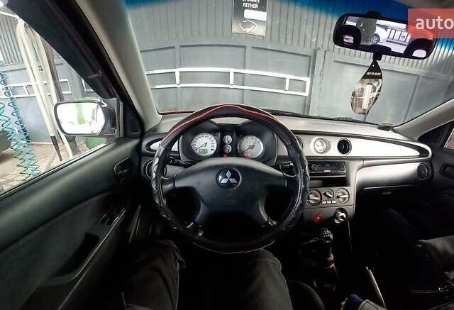 Красный Мицубиси Аутлендер, объемом двигателя 2 л и пробегом 217 тыс. км за 6250 $, фото 1 на Automoto.ua