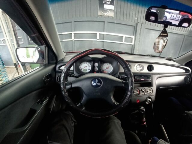 Красный Мицубиси Аутлендер, объемом двигателя 2 л и пробегом 217 тыс. км за 6250 $, фото 2 на Automoto.ua