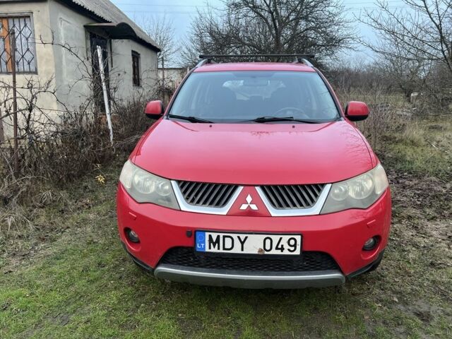 Красный Мицубиси Аутлендер, объемом двигателя 2 л и пробегом 290 тыс. км за 4700 $, фото 2 на Automoto.ua