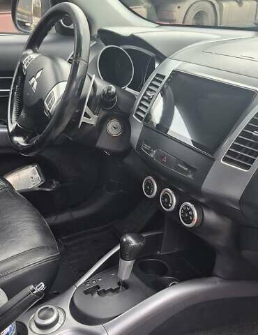 Красный Мицубиси Аутлендер, объемом двигателя 3 л и пробегом 351 тыс. км за 8000 $, фото 10 на Automoto.ua