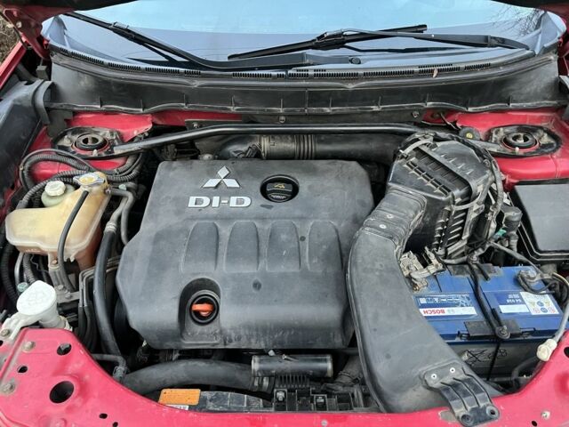 Красный Мицубиси Аутлендер, объемом двигателя 2 л и пробегом 290 тыс. км за 4700 $, фото 7 на Automoto.ua