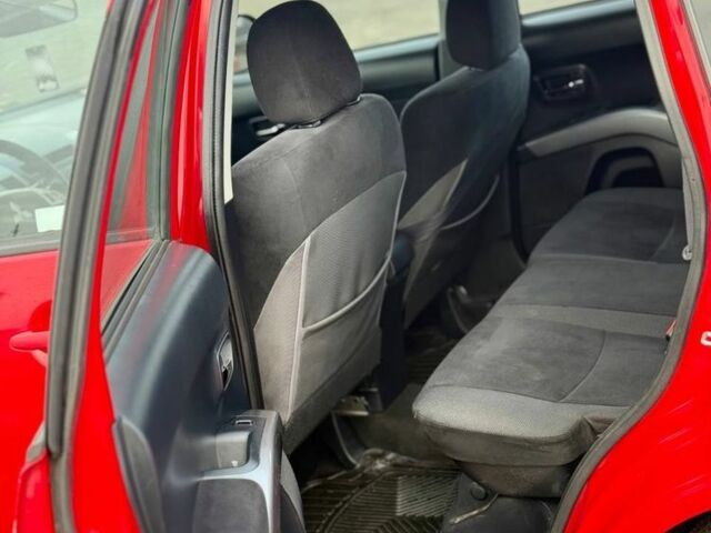 Красный Мицубиси Аутлендер, объемом двигателя 2 л и пробегом 290 тыс. км за 5200 $, фото 6 на Automoto.ua