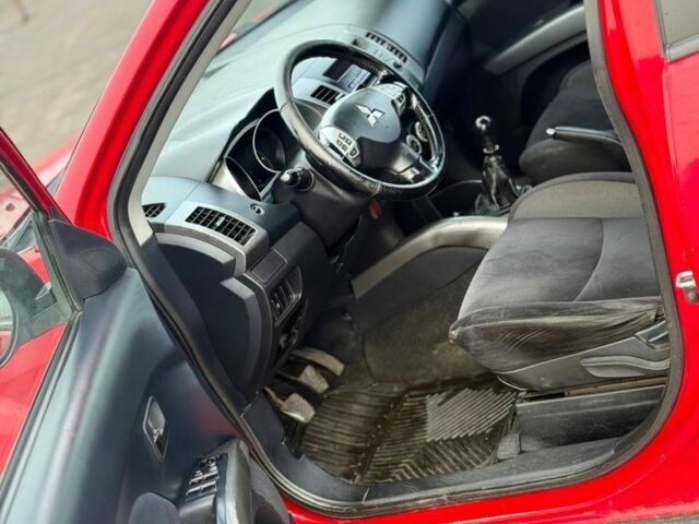 Красный Мицубиси Аутлендер, объемом двигателя 2 л и пробегом 290 тыс. км за 5200 $, фото 5 на Automoto.ua