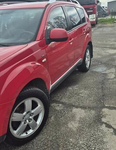 Красный Мицубиси Аутлендер, объемом двигателя 3 л и пробегом 351 тыс. км за 8000 $, фото 2 на Automoto.ua