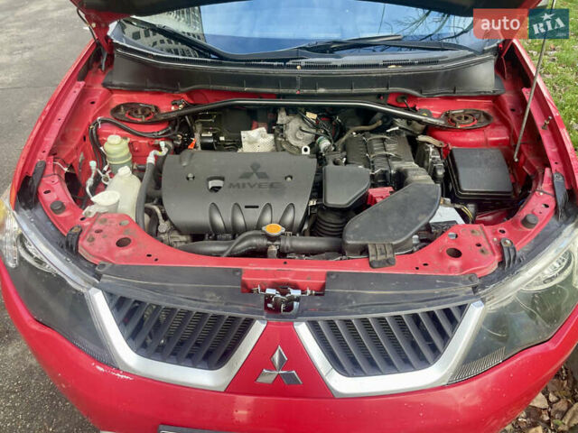 Красный Мицубиси Аутлендер, объемом двигателя 2.36 л и пробегом 306 тыс. км за 9300 $, фото 4 на Automoto.ua