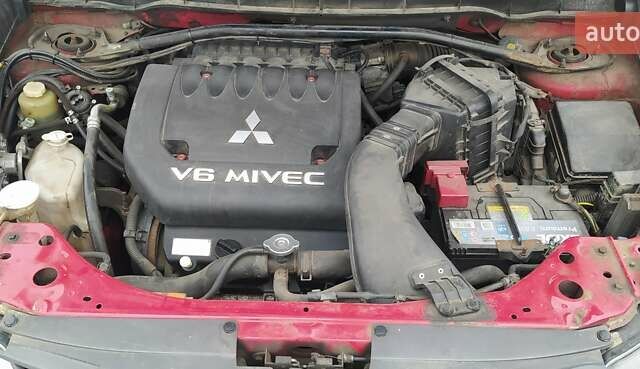 Красный Мицубиси Аутлендер, объемом двигателя 3 л и пробегом 260 тыс. км за 9000 $, фото 7 на Automoto.ua