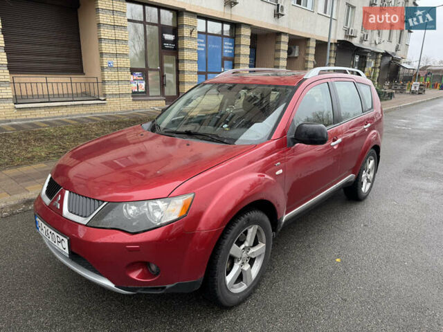 Красный Мицубиси Аутлендер, объемом двигателя 3 л и пробегом 204 тыс. км за 8200 $, фото 1 на Automoto.ua