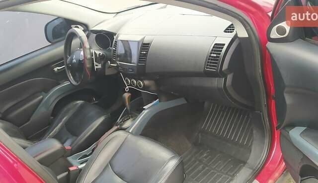 Красный Мицубиси Аутлендер, объемом двигателя 3 л и пробегом 260 тыс. км за 9000 $, фото 2 на Automoto.ua