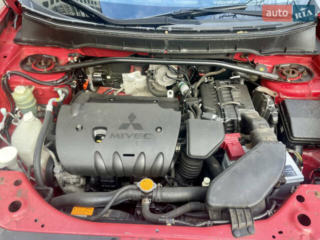 Красный Мицубиси Аутлендер, объемом двигателя 2.36 л и пробегом 306 тыс. км за 9300 $, фото 5 на Automoto.ua