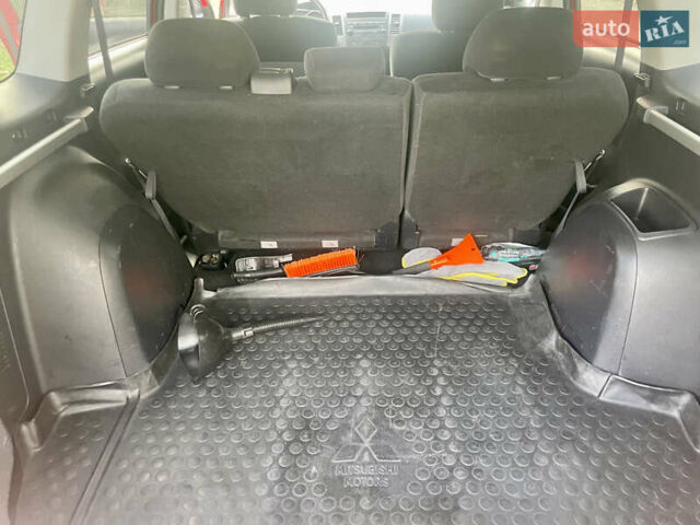 Красный Мицубиси Аутлендер, объемом двигателя 2.36 л и пробегом 306 тыс. км за 9300 $, фото 9 на Automoto.ua