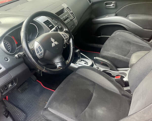 Красный Мицубиси Аутлендер, объемом двигателя 2.36 л и пробегом 306 тыс. км за 9300 $, фото 7 на Automoto.ua