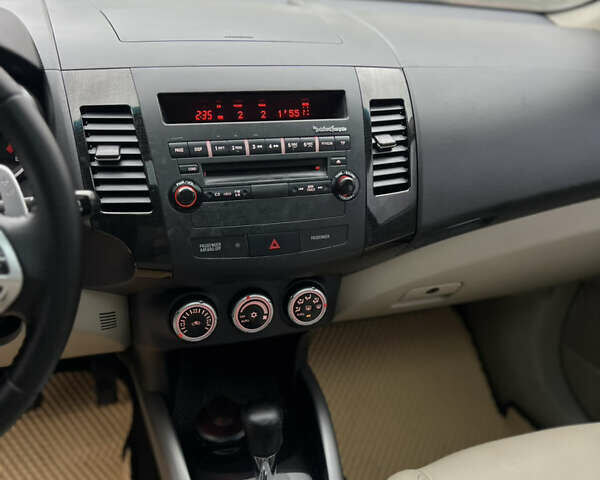 Червоний Міцубісі Аутлендер, об'ємом двигуна 3 л та пробігом 231 тис. км за 9500 $, фото 47 на Automoto.ua