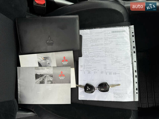 Красный Мицубиси Аутлендер, объемом двигателя 2 л и пробегом 204 тыс. км за 10350 $, фото 40 на Automoto.ua