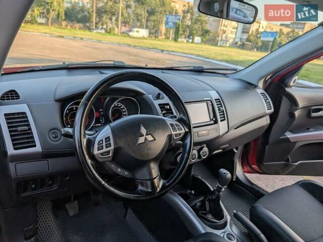Красный Мицубиси Аутлендер, объемом двигателя 2.27 л и пробегом 250 тыс. км за 9600 $, фото 1 на Automoto.ua