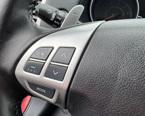 Красный Мицубиси Аутлендер, объемом двигателя 2 л и пробегом 204 тыс. км за 10350 $, фото 21 на Automoto.ua