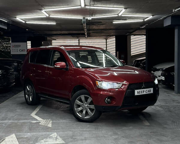 Красный Мицубиси Аутлендер, объемом двигателя 3 л и пробегом 270 тыс. км за 9500 $, фото 1 на Automoto.ua