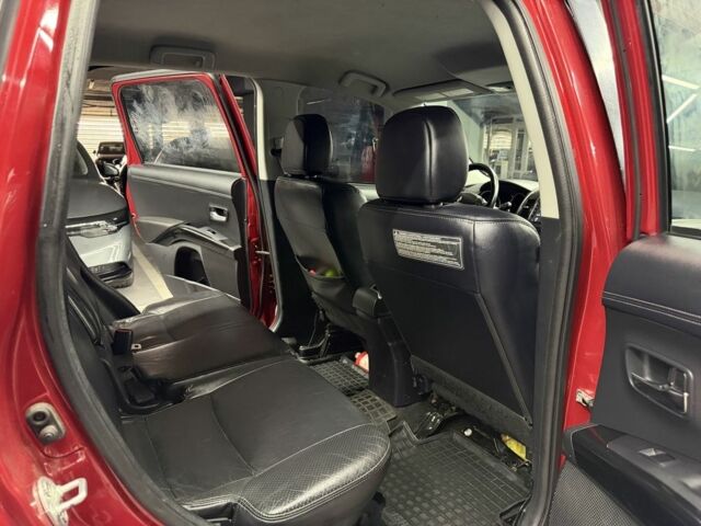 Красный Мицубиси Аутлендер, объемом двигателя 3 л и пробегом 210 тыс. км за 9500 $, фото 5 на Automoto.ua